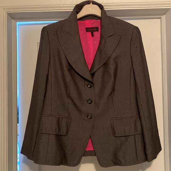 Escada Beautiful New Wool Silk Gray Pink Logo Lining Logo Buttons Blazer